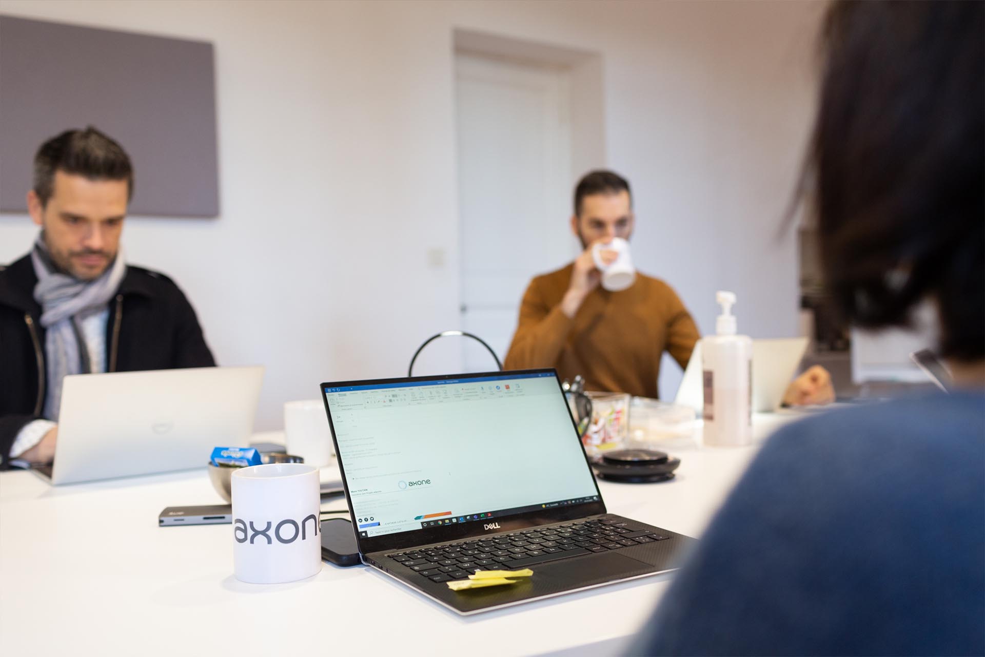 business team and manager in a meeting AXONE Recrute